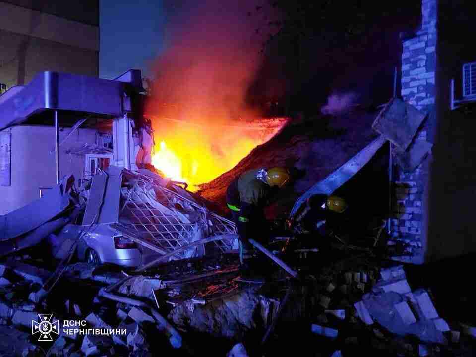 Зруйнована будівля та пошкоджені автомобілі: у центрі Чернігова стався вибух у приміщенні банку (ФОТО/ВІДЕО)