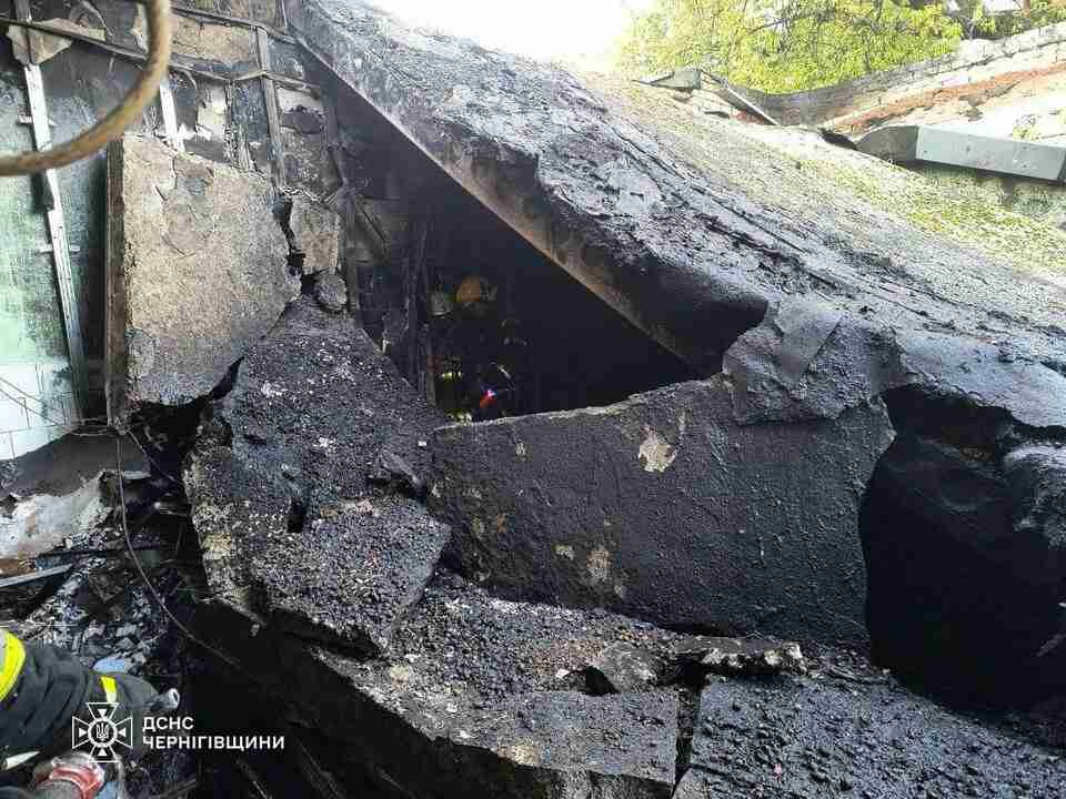 Зруйнована будівля та пошкоджені автомобілі: у центрі Чернігова стався вибух у приміщенні банку (ФОТО/ВІДЕО)