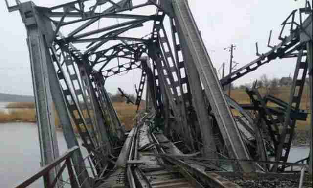 ЗСУ на Донбасі підірвали залізничний міст з російськими вагонами (відео)