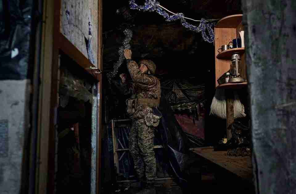Зворушливі кадри: українські воїни показали, як готуються до свят під обстрілами (ФОТО)