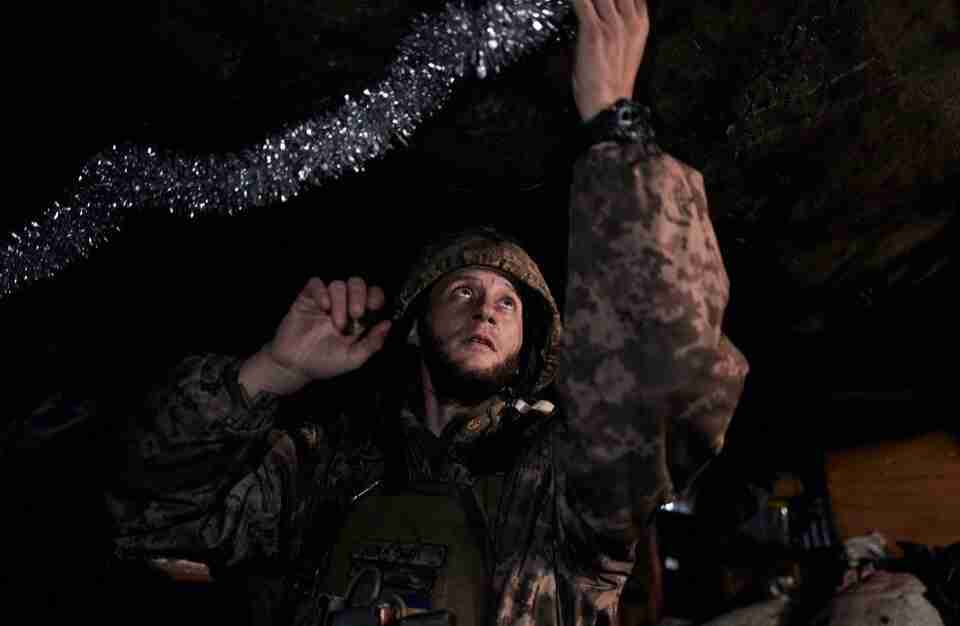 Зворушливі кадри: українські воїни показали, як готуються до свят під обстрілами (ФОТО)